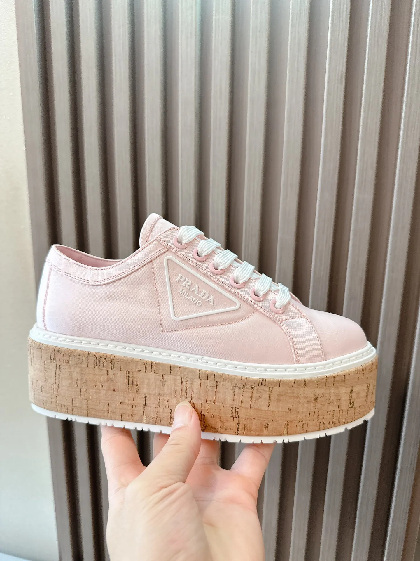 👟👟Ex-factory price 500👟👟 ☑️SNGG ｜Thick-soled high-explosive shoes Super hot Prada Prada 2024 latest spring and summer sawtooth Roman ultra-light thick-soled shoes! Retro, fashionable and avant-garde gear teeth make the whole pair of shoes light, comfortable and brightly colored to meet the various choices of fashionable people of different styles! The iconic molded injection triangle logo is matched with the shape of the upper foot 🦶🏻It’s super nice, every element is fashionable! - MATERIAL Material - ⇢ Upper: imported silk nylon twill ⇢ Lining: sheepskin lining ⇢ Outsole: TPU wood grain rubber combination outsole ⇢size：#35～40